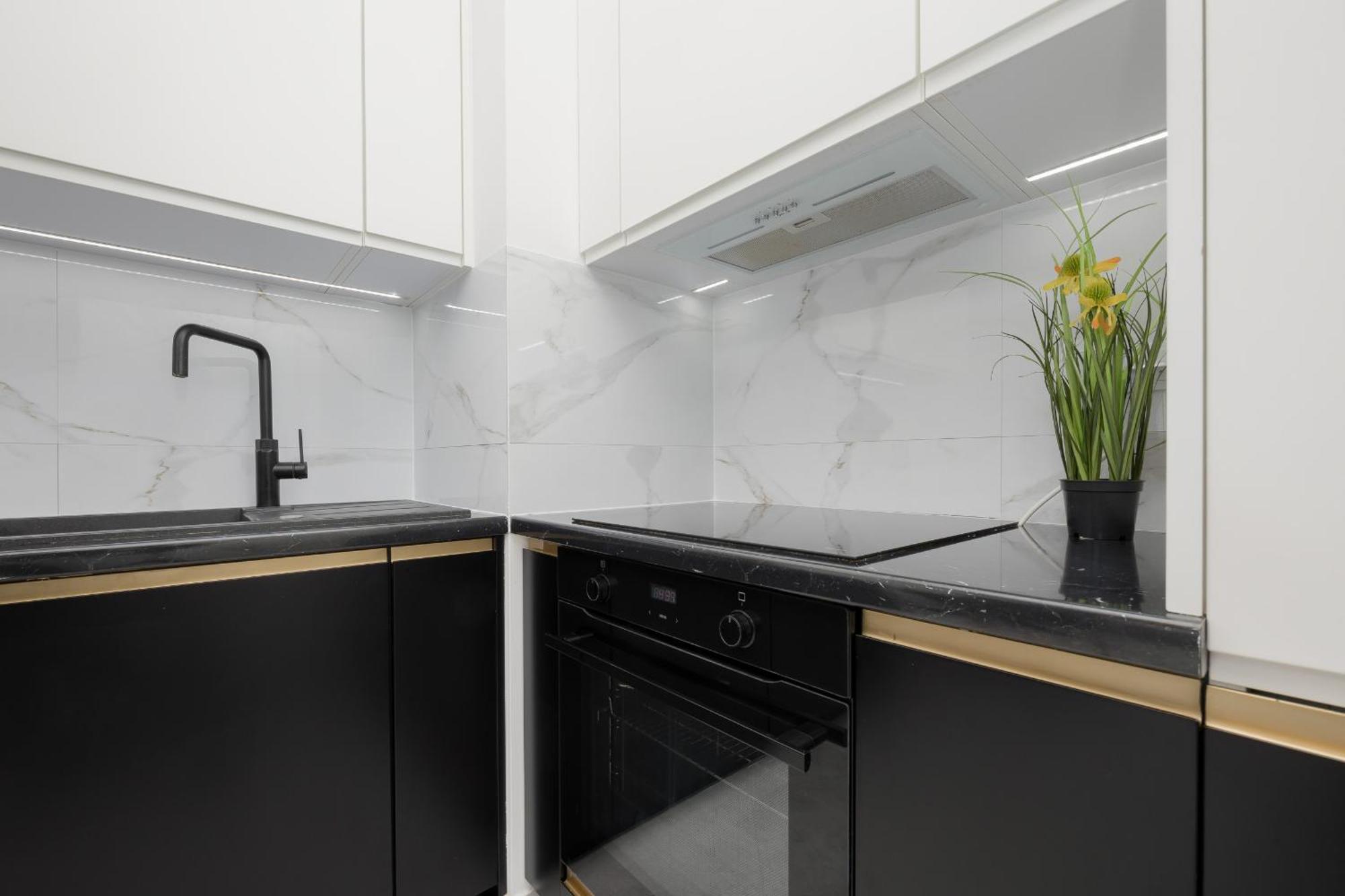 Apartment With Balcony & Parking In Warsaw By Noclegi Renters Luaran gambar